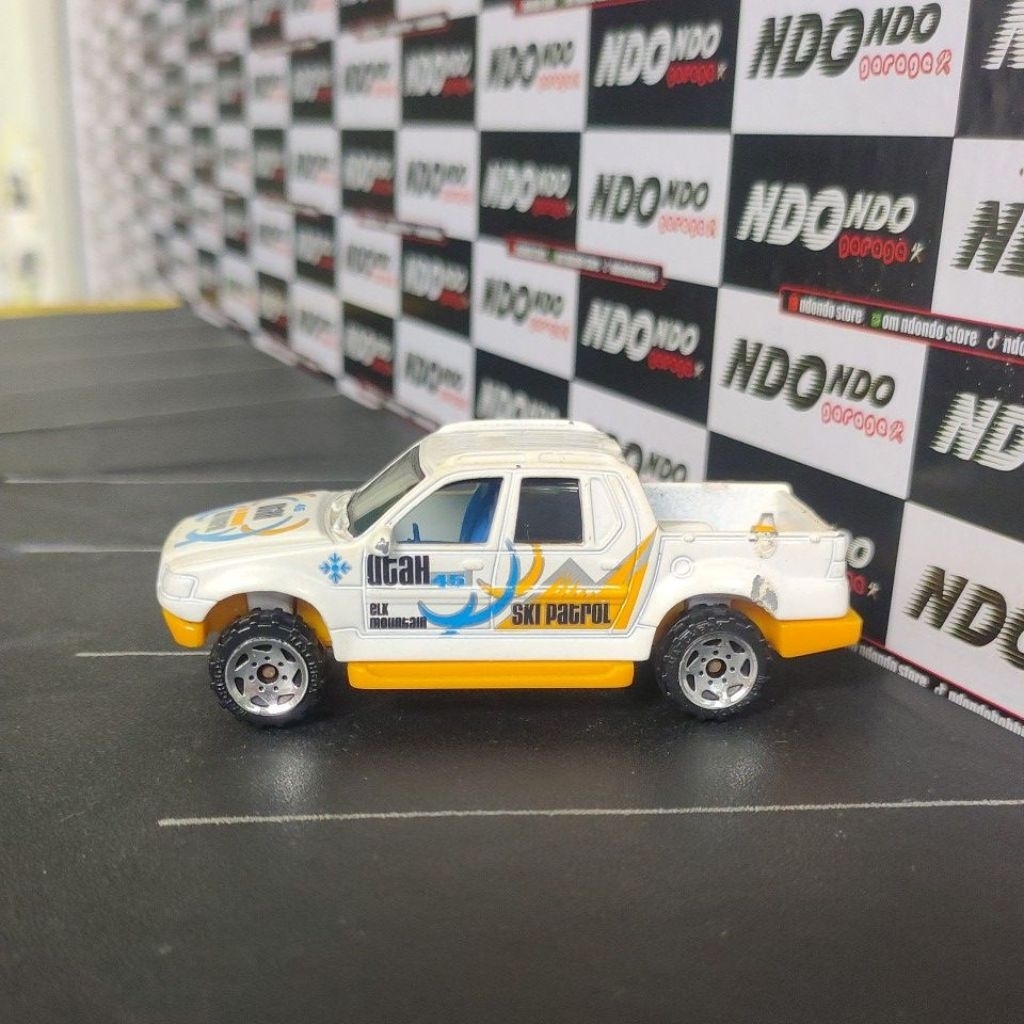 Matchbox Ford Explorer Sport Trac White 2nd Loose - 2002 Across America