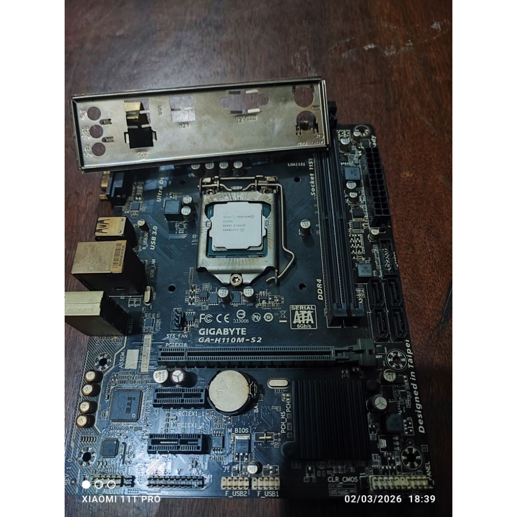 mobo gigabyte ga-h110m-s2 + proc intel g4560 + backplate second normal