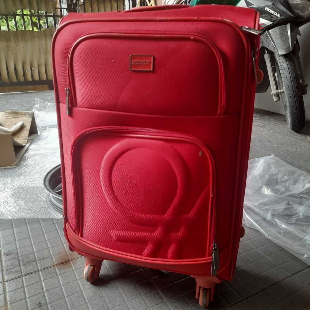 PRELOVED ORIGINAL KOPER UNITED COLORS OF BENETTON MERAH KOPER BESAR BAGUS WARNA MERAH LAYAK PAKAI KU
