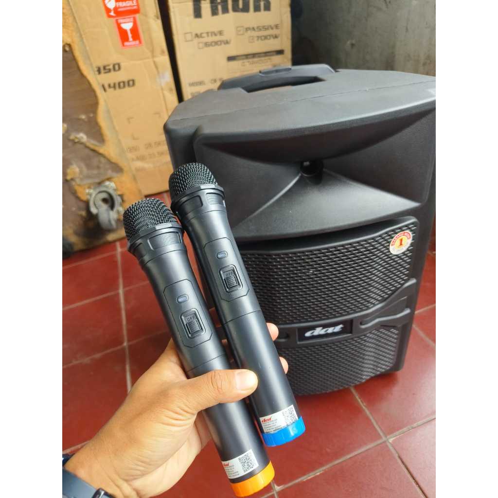 Speaker new baru merek Dat speaker 12inch sudah include 2 mic wireless bluetooth dan USB player. Coc