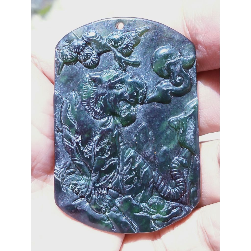 Liontin Batu Giok Hitam Black Jade Ukiran Macan Antik