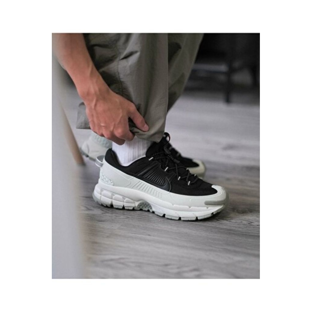 Sepatu Nike Zoom Vomero 5 Roam