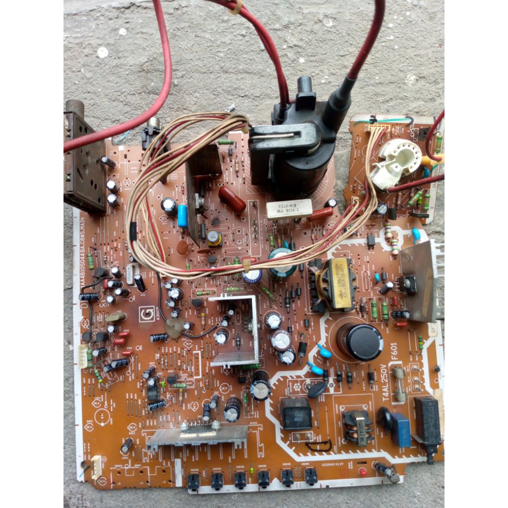 Mesin TV tabung cembung 21inc merk Sanyo, normal.