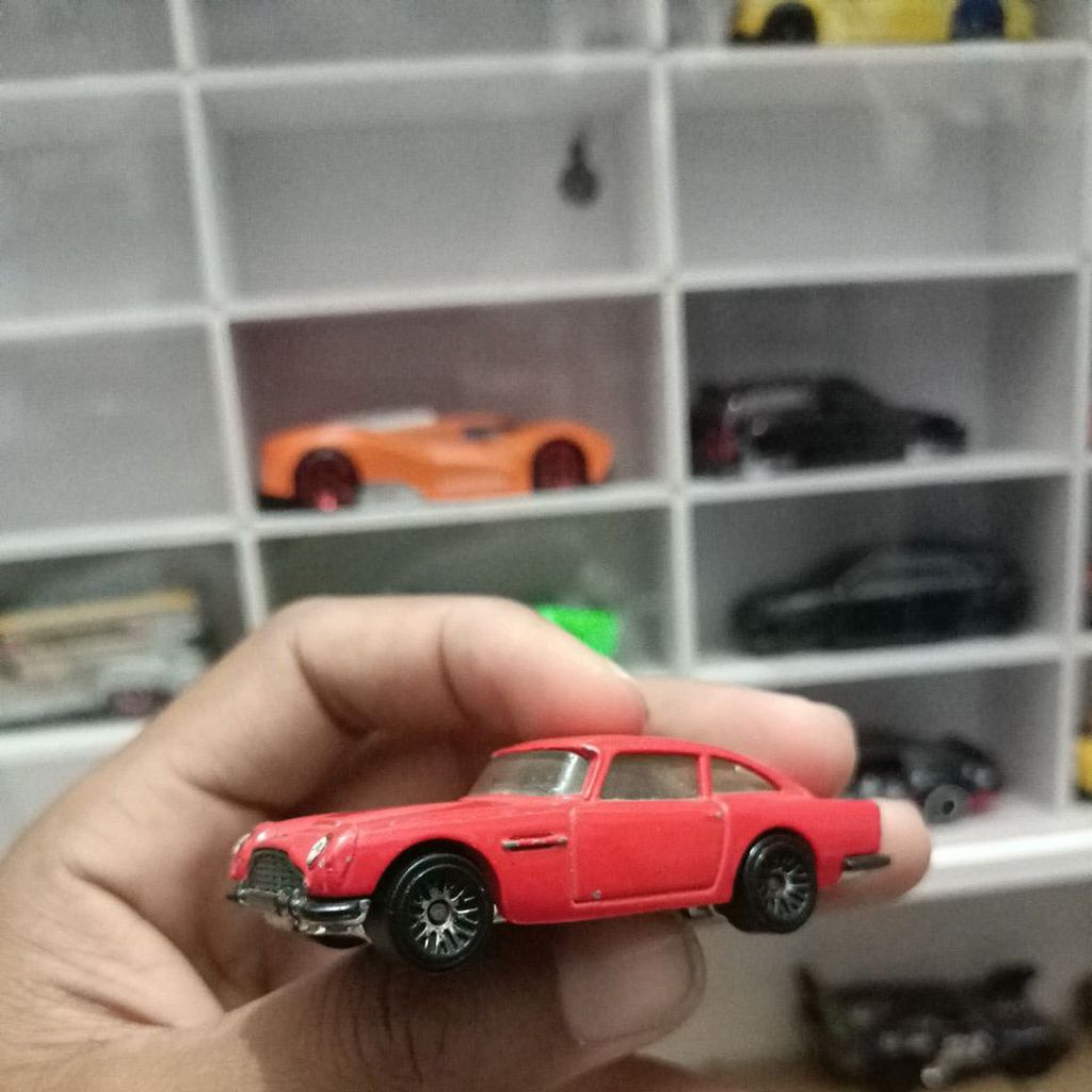 hot Wheels Aston Martin merah