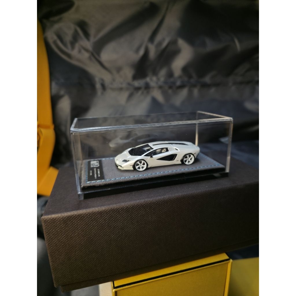 Extreme Club 1:64 Lamborghini Countach LP1800-4. White Pearl Color. Resin model.