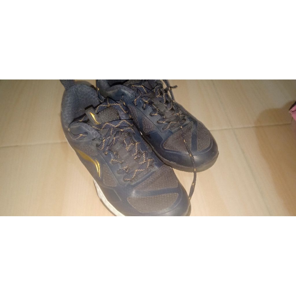 sepatu badminton lining