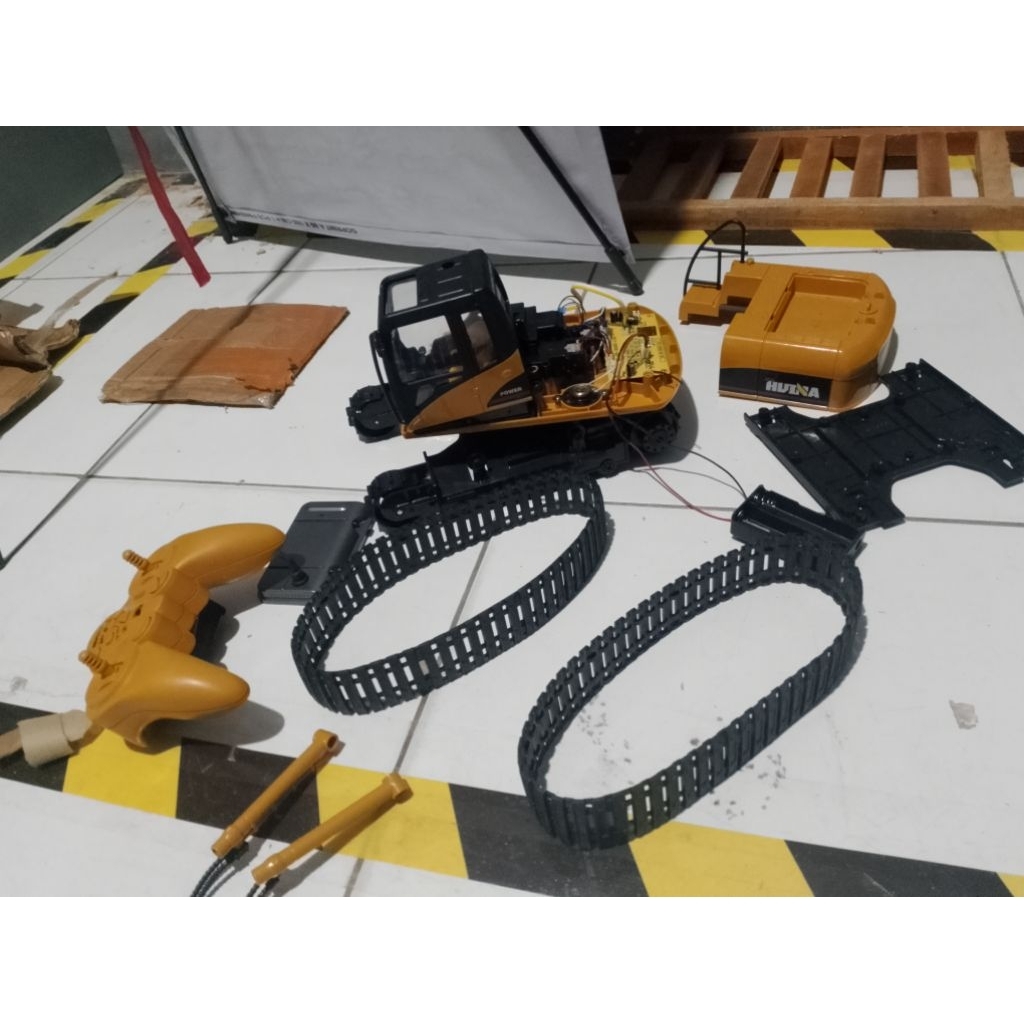sperpat rc excavator huina 1535
