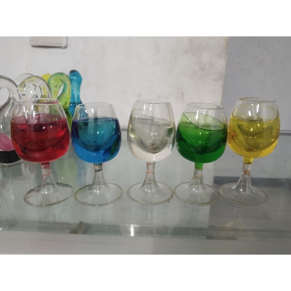 hiasan lemari kaca bentuk gelas unik