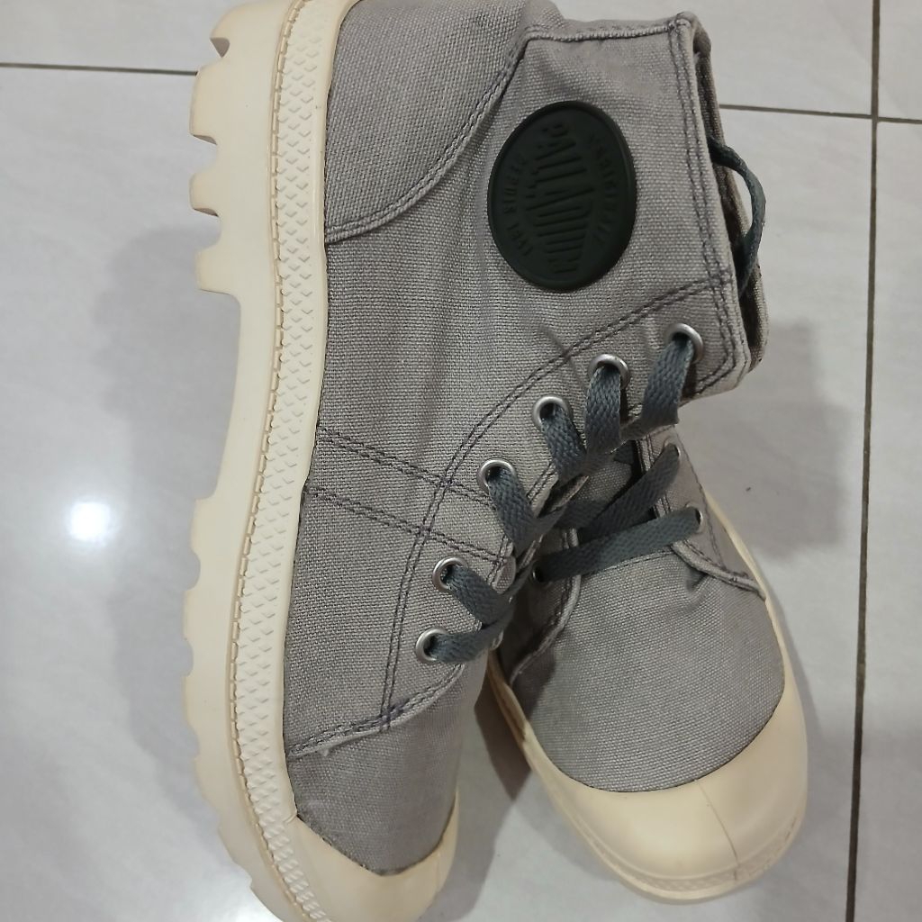 Preloved sepatu paladium size 38