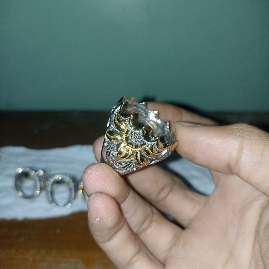 CINCIN/EMBAN BATU PIRUS PERSIA LAWASAN MODLE GIGI BAJANG UNIK DAN BERWIBAWA BAHAN KUNINGAN SARI SUPE