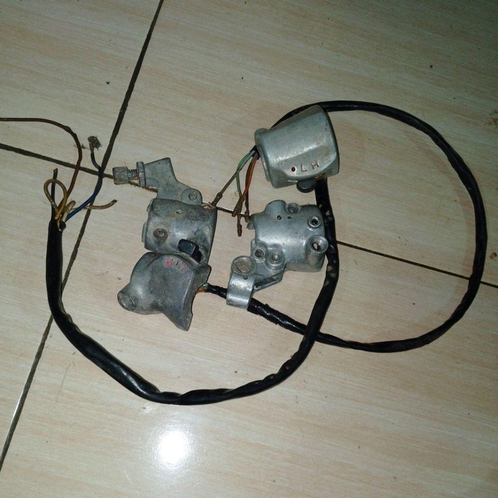SAKELAR KANAN KIRI CB 100 / 125 ORIGINAL ASLI COPOTAN MOTOR HONDA CB100 CB125 DUDUKAN SPION HOLDER K