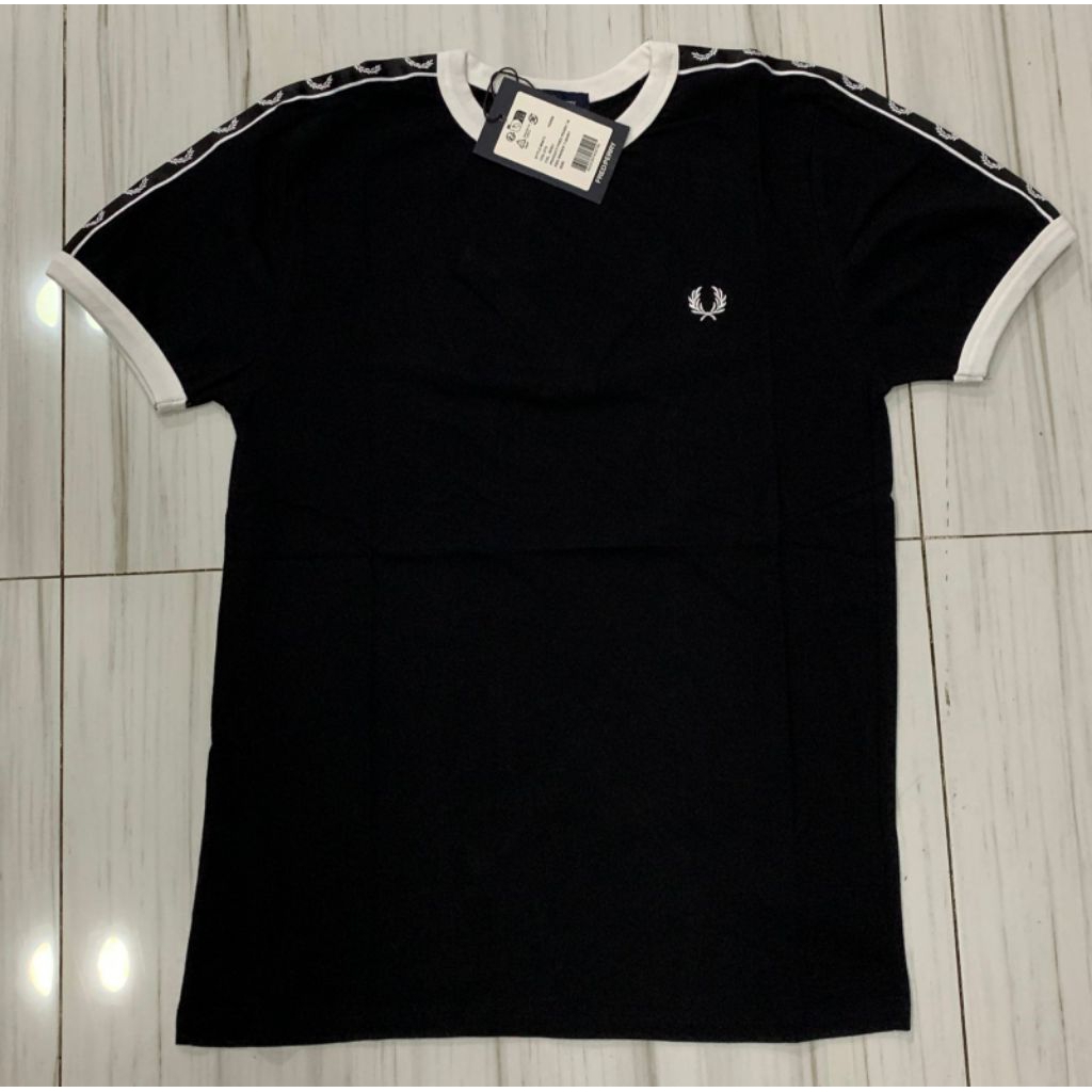 FredPerry Kaos premium 24s List Bordir Hitam dengan Detail Putih untuk Tampilan Stylish