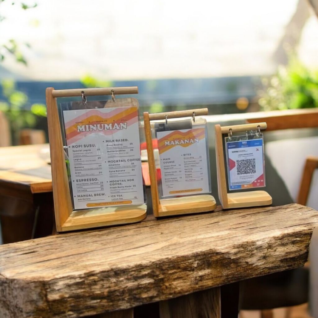 Stand display menu gantungan kayu| stand gantungan daftar menu | stand QRIS aestetik