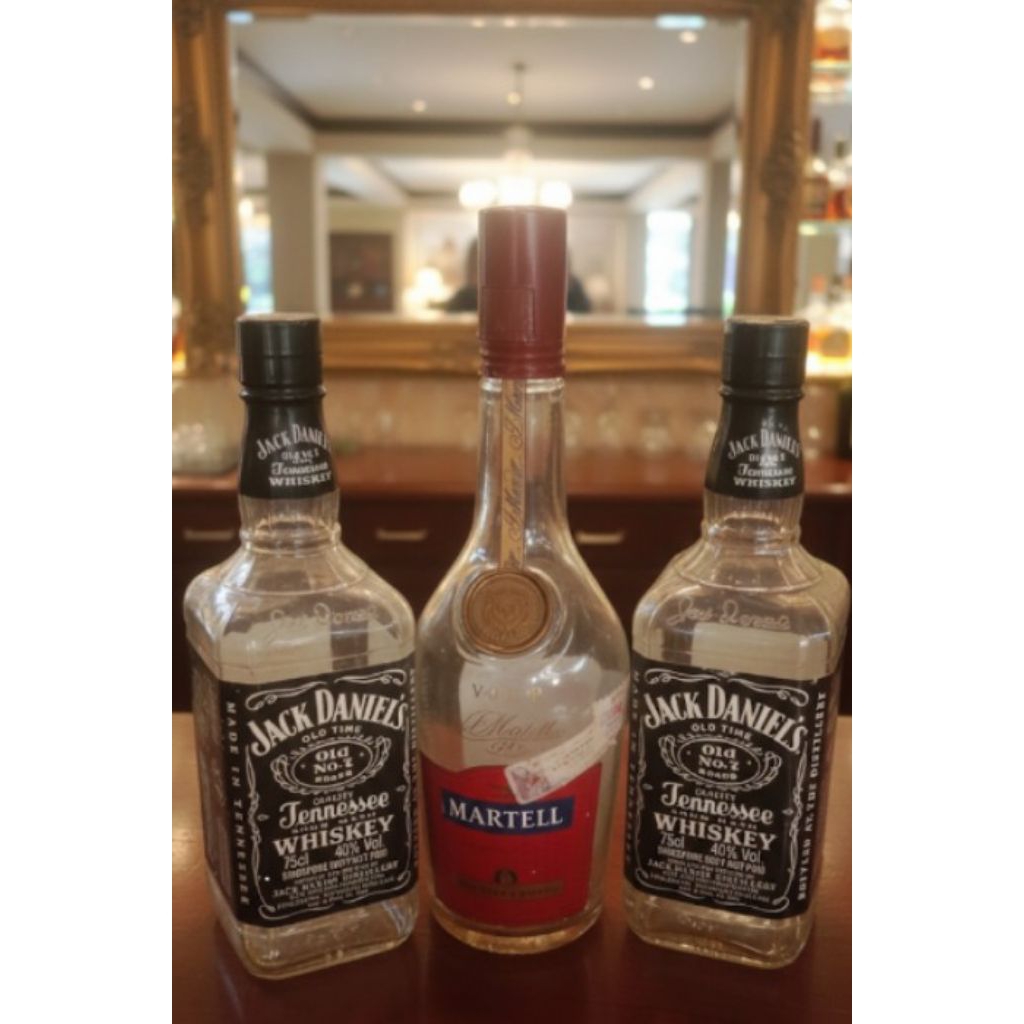 botol  kosong bekas minuman alkohol