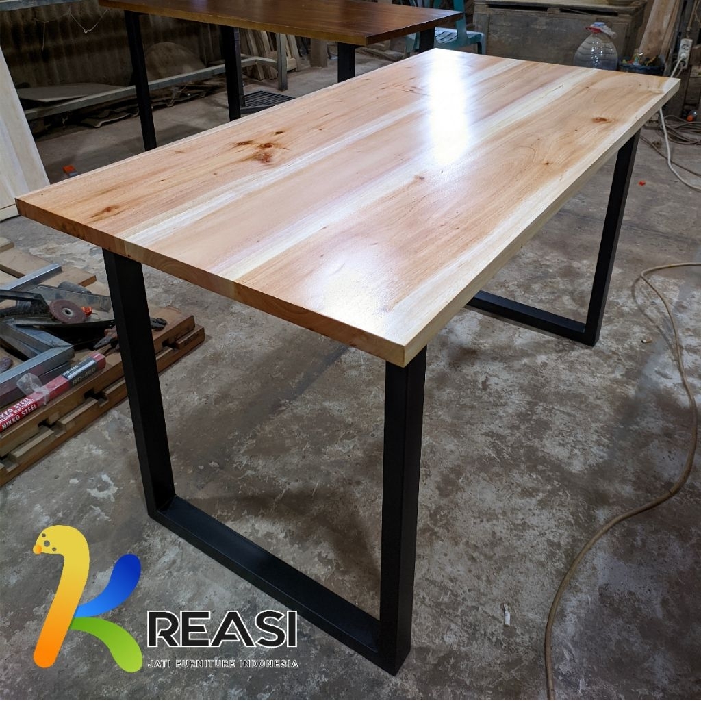 Meja Kayu Mahoni Kaki Besi