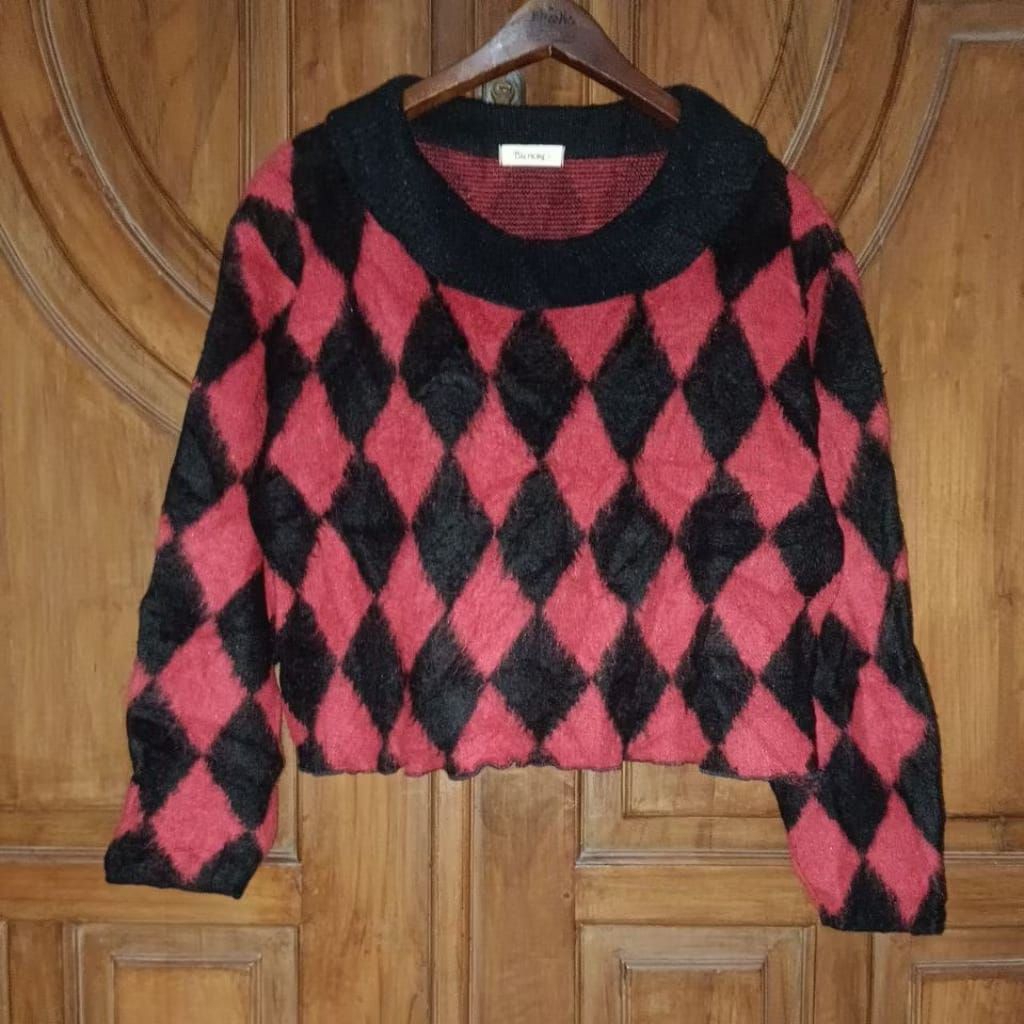 PRELOVED BILL MORE Sweater Crop Rajut Bulu Wanita Motif Ketupat Merah Hitam Rework Bigsize LD 104++