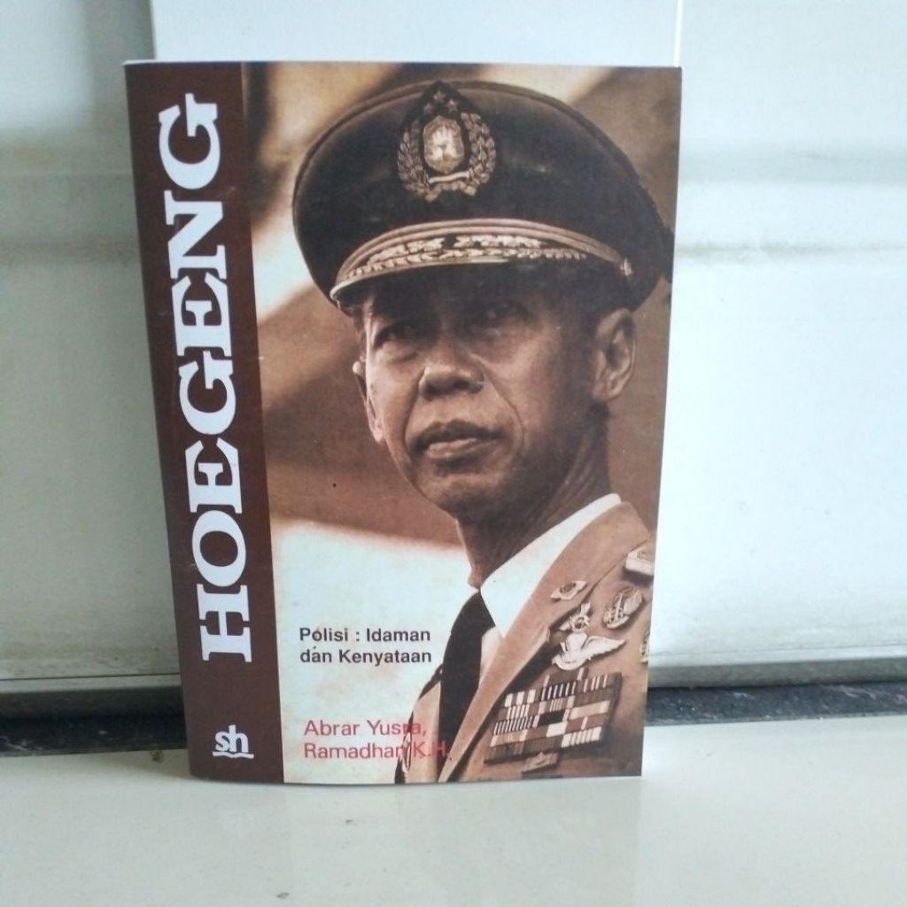 Hoegeng Polisi Idaman dan Kenyataan sebuah autobiografi oleh Abrar Yusra dan Ramadhan KH