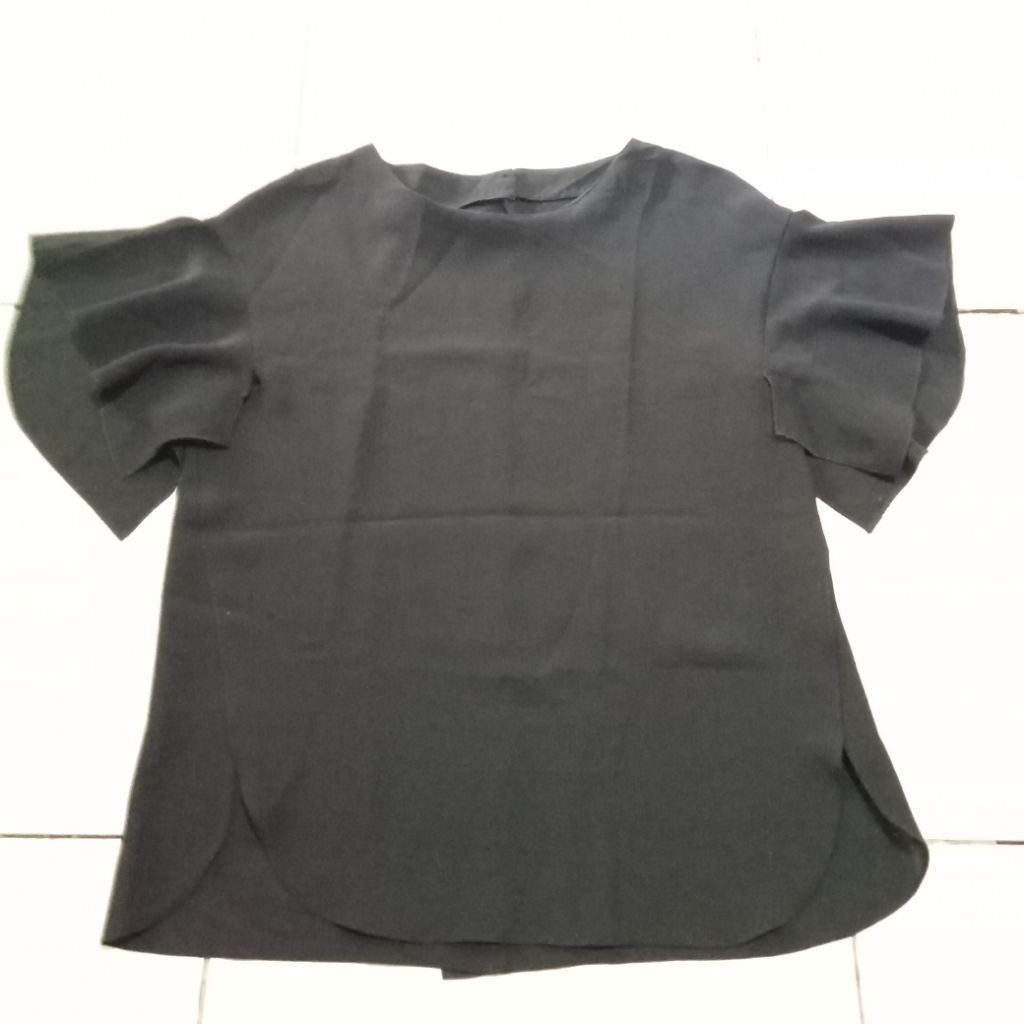 blouse hitam polos