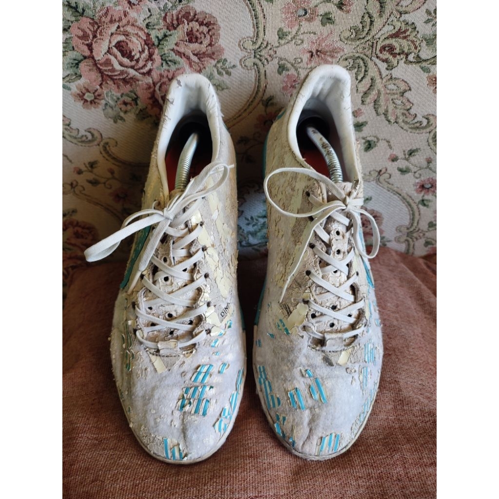 sepatu futsal Ourtuseight bekas