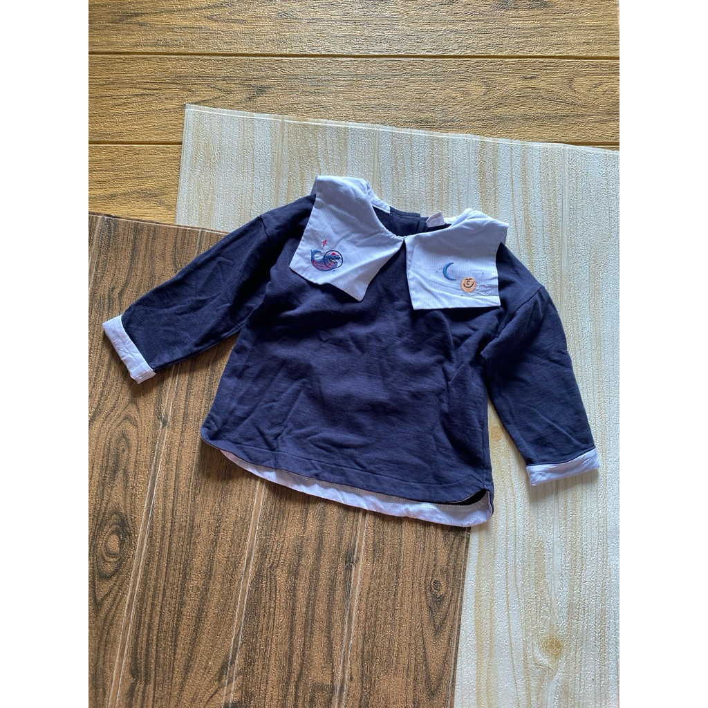 baju atasan anak biru dongker berkerah putih branded milkmile size 90/48