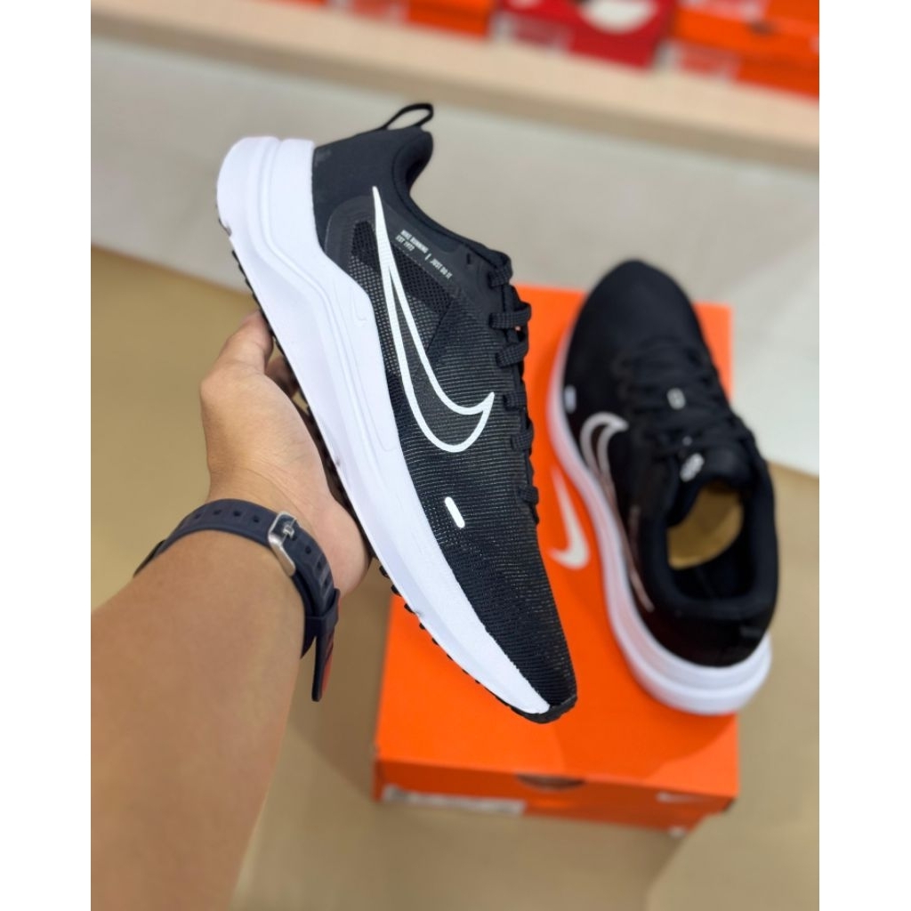 Sepatu Downshifter 12 Black White Seri Kelas