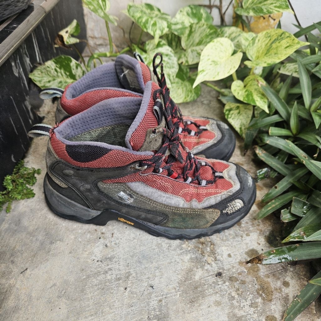 sepatu hiking second TNF size 41(26cm)