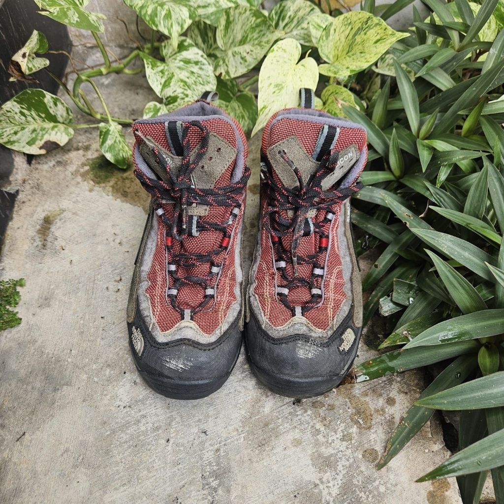 sepatu hiking second TNF size 41(26cm)