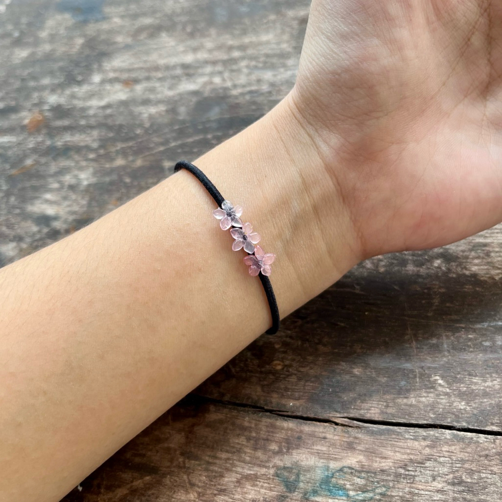 Gelang karet hitam lentur elastis minimalis bunga pink ~ Gelang manik minimalis
