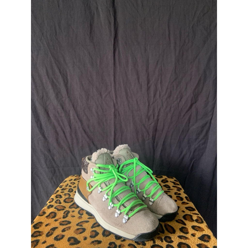 sepatu second ACG size 38