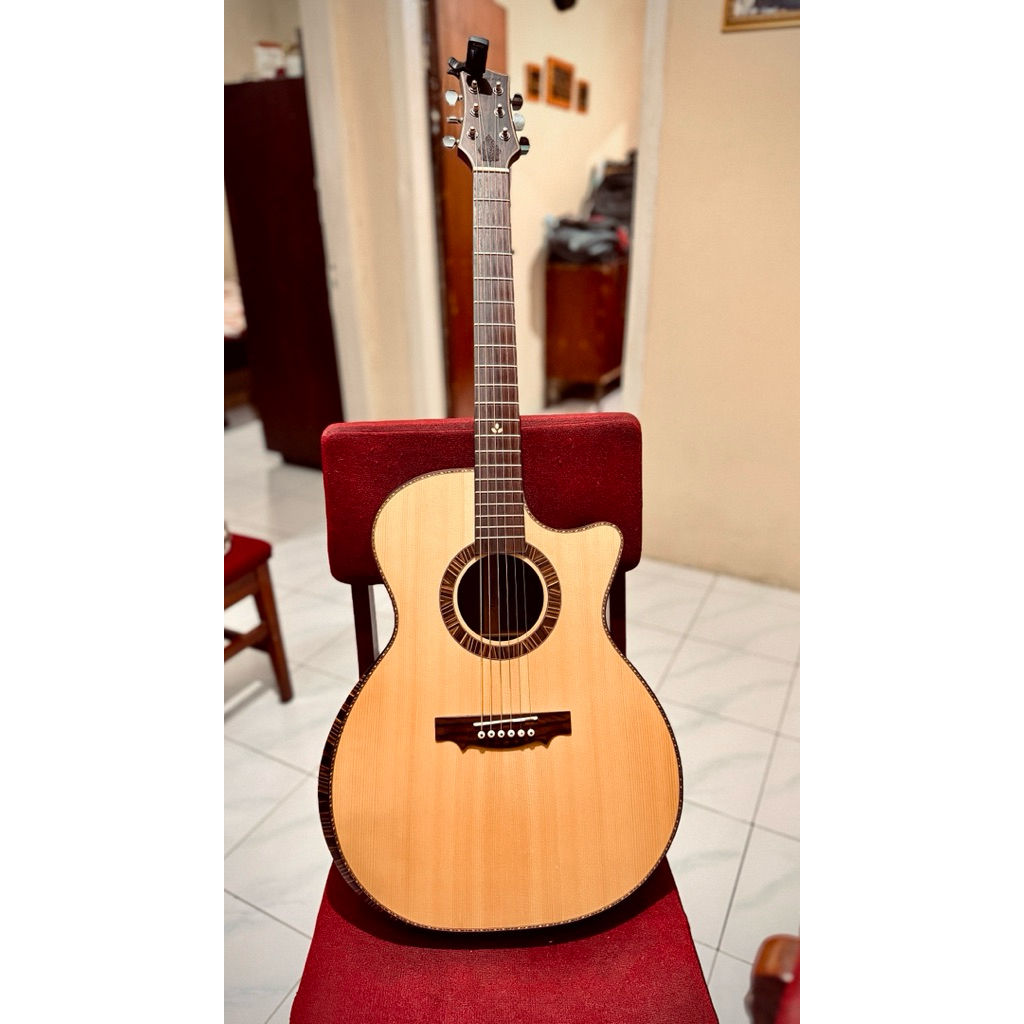 Gitar Akustik Avirama