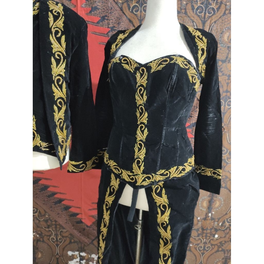 Baju pengantin adat jawa hitam beludru rok panjang ekor