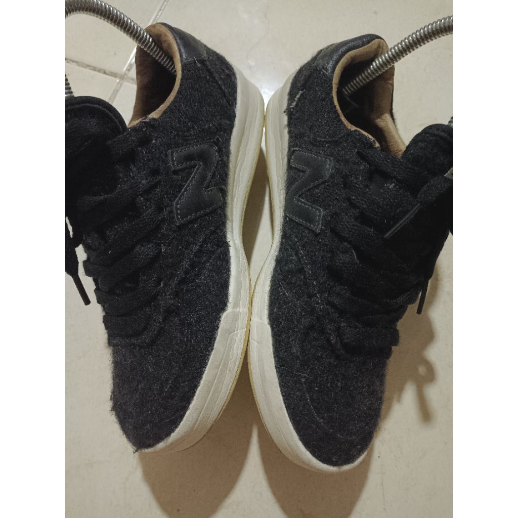 sepatu second casual NB300 WooL Black 37 22.5 bahan Wool