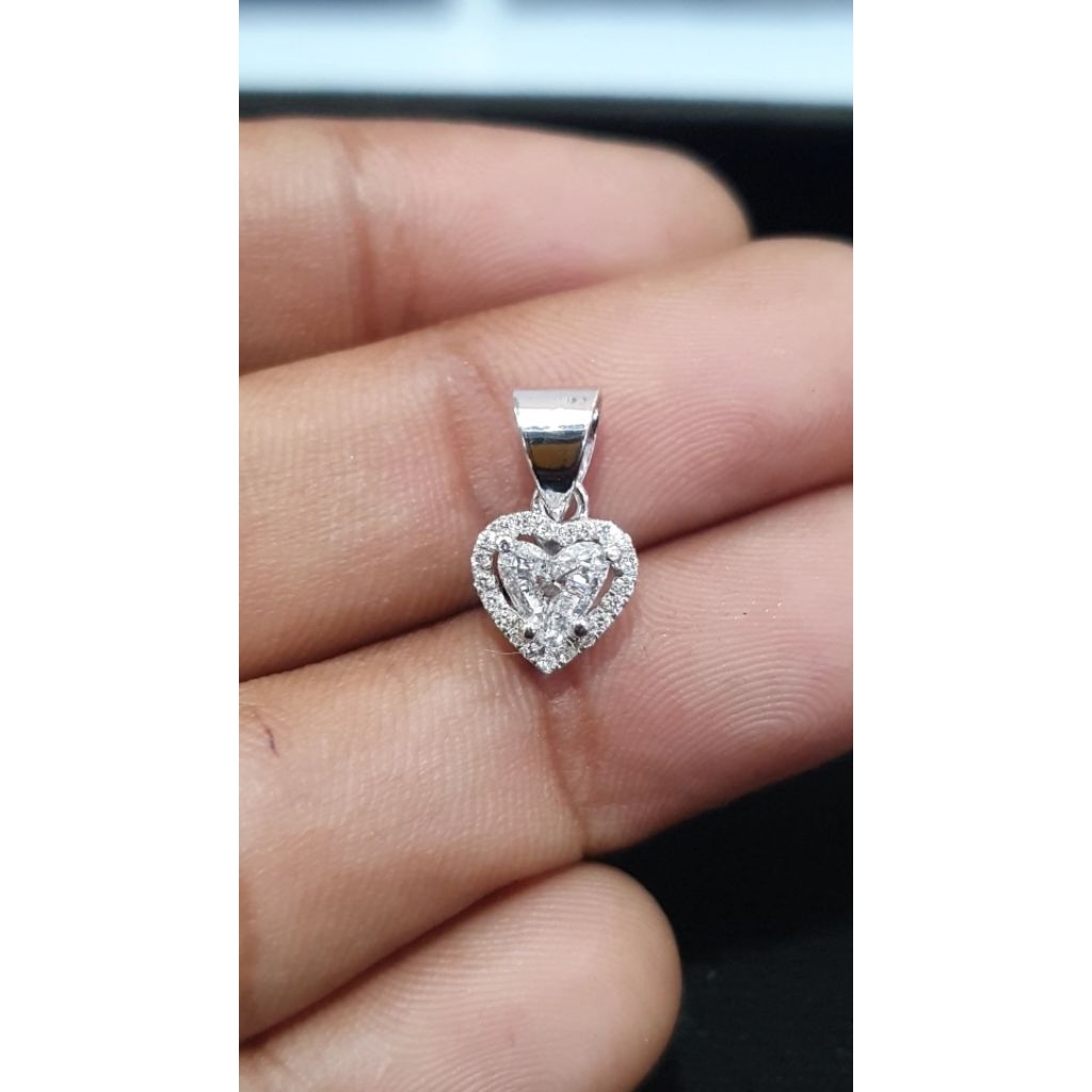 Liontin Emas Putih 700 Natural Diamond Love Shape