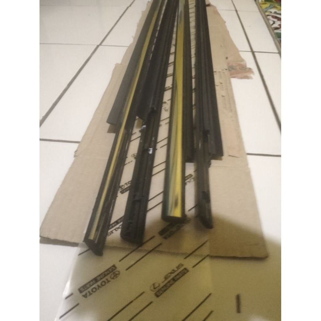 pelipit kaca luar rush/terios 2017 crom