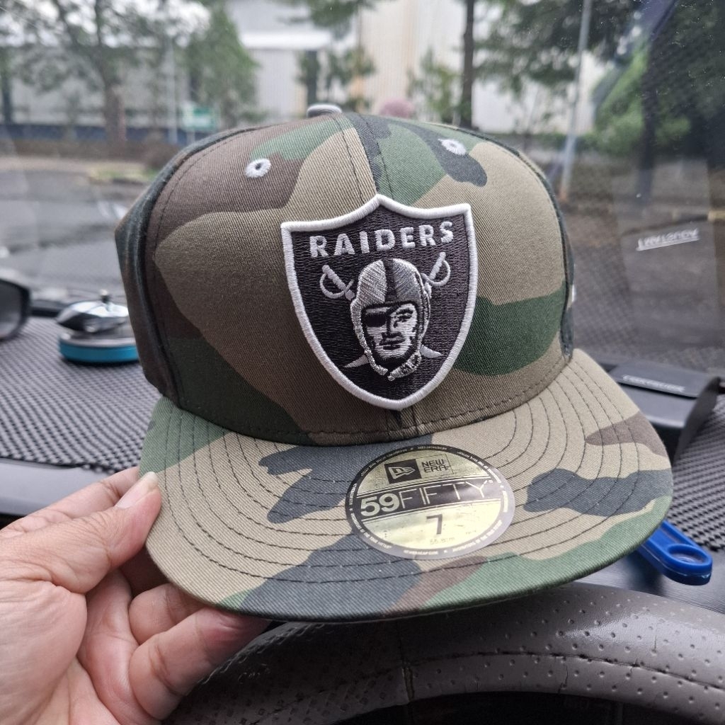 New Era Raiders Camo NFL Original Topi Baseball 59FIFTY 7 dengan Desain Camouflage dan Logo Raiders