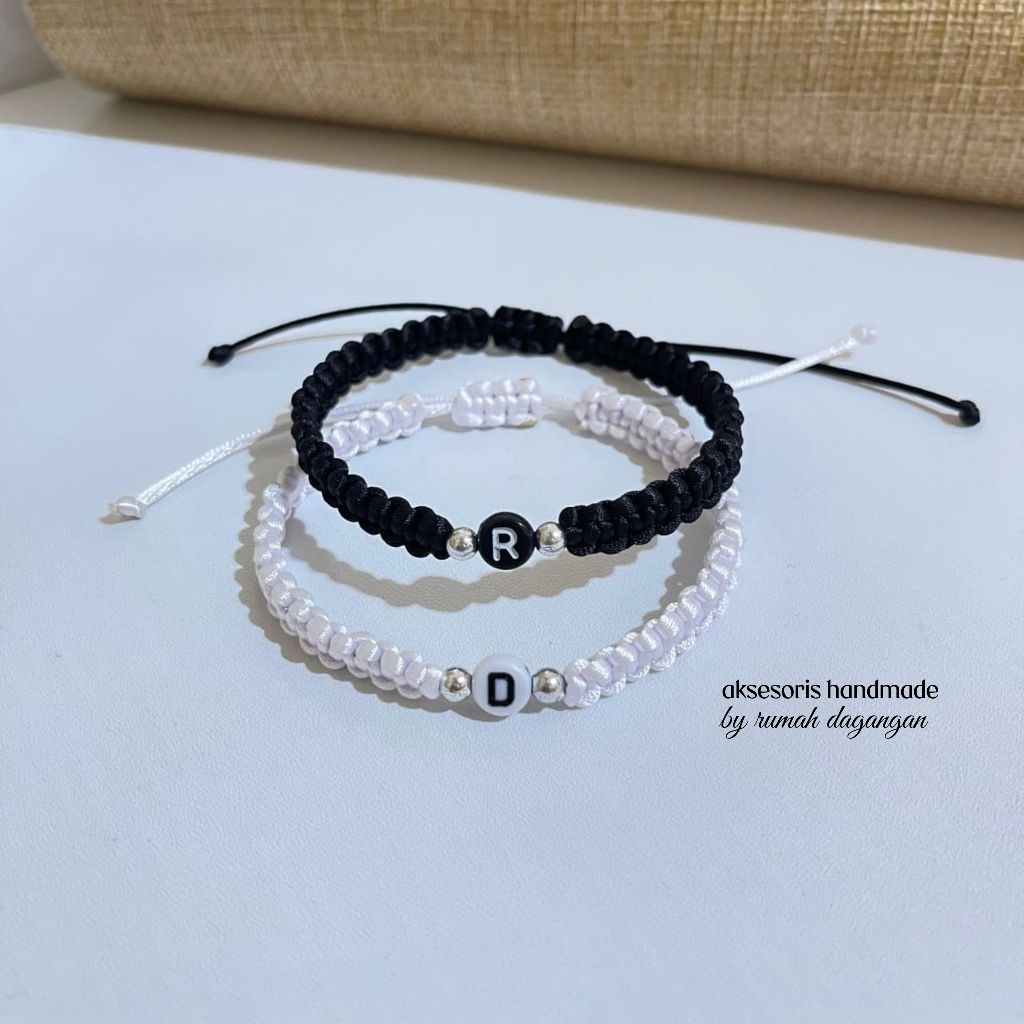 Gelang Rajut Inisial Hitam & Putih Pipih Bisa Pilih Huruf A - Z Gelang Handmade Tali Satin Anyam Kep