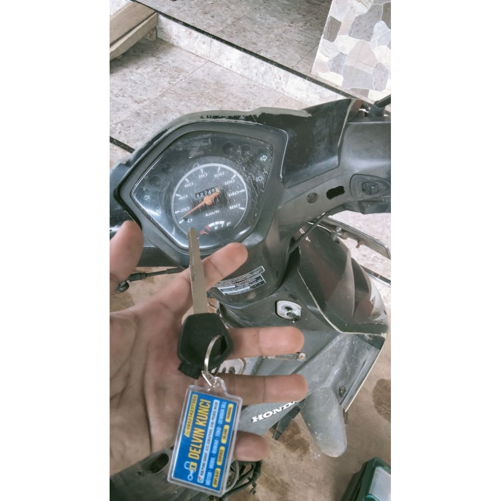 Duplikat kunci Motor Absolute Revo (kirim foto kunci asli)