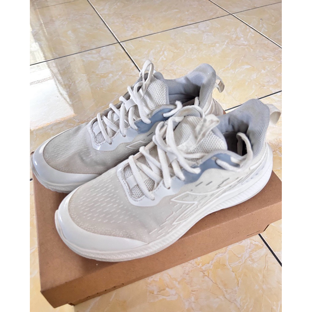 Diadora Putih