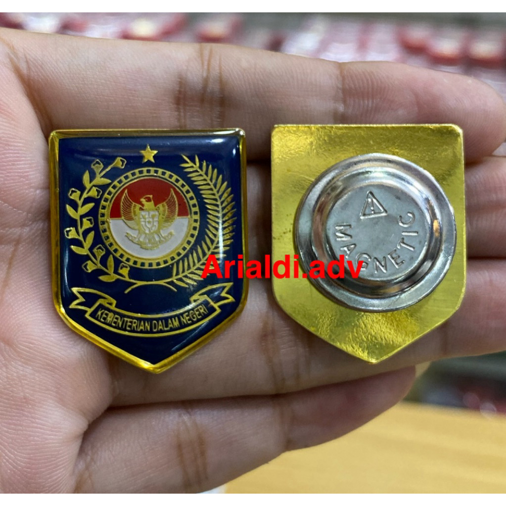 pin kemendagri pin logo kemendagri kuningan magnet