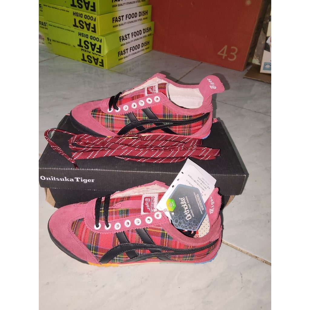 Sepatu Onitsuka Tiger Slip On motif kotak merah Limited Edition laris bangett