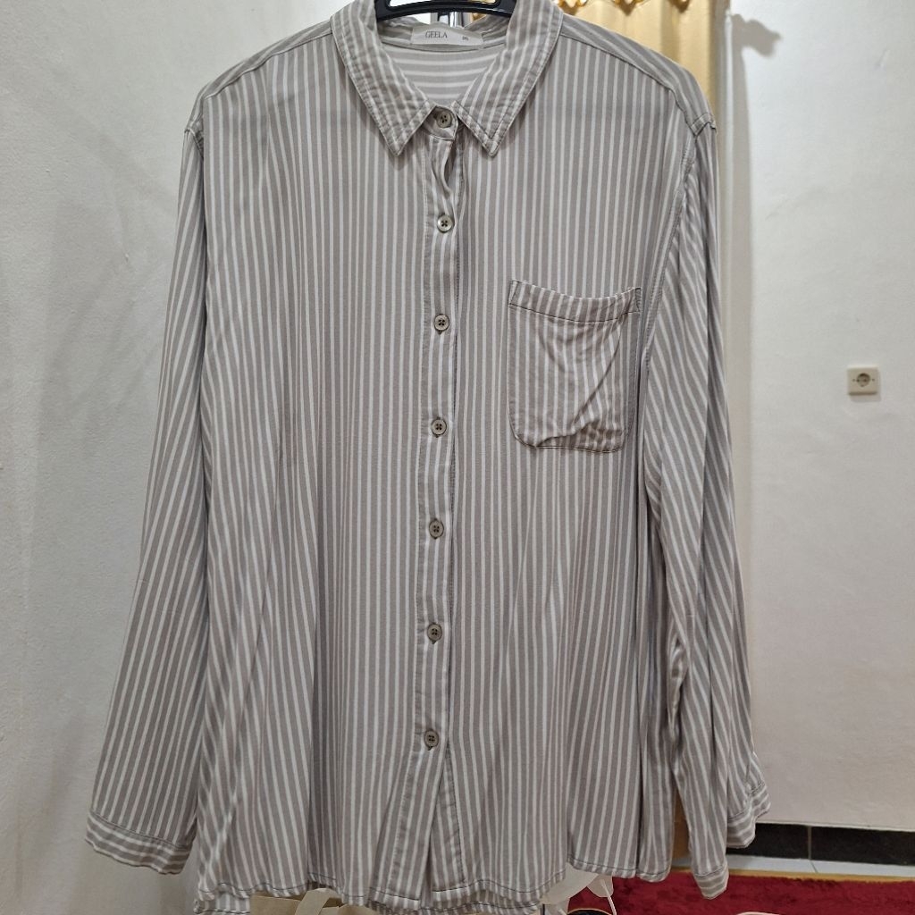 PRELOVED - ATASAN WANITA KEMEJA GARIS/STRIPES (GEELA)