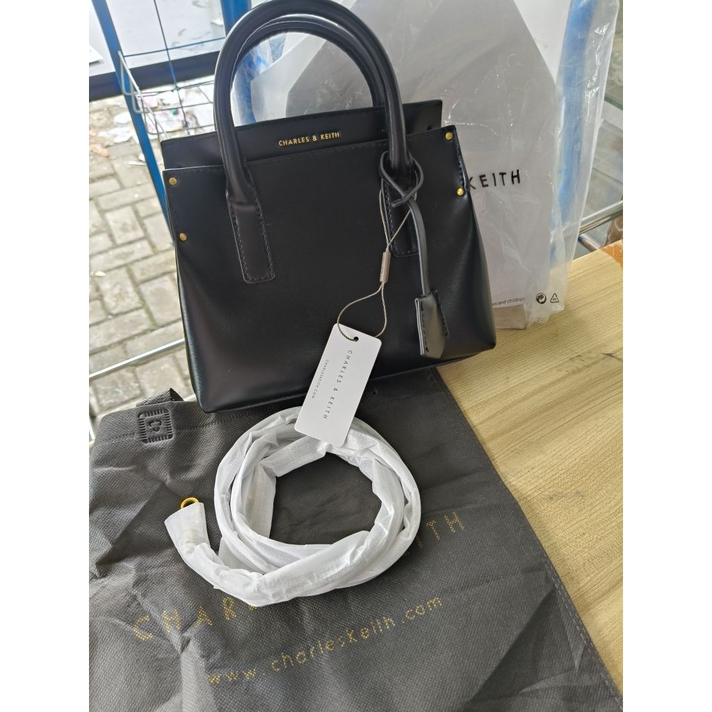 tas hitam charles and keith