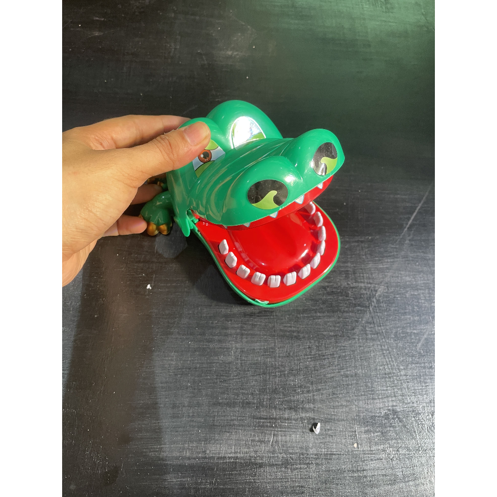 Mainan Anak Buaya Gigit Tangan