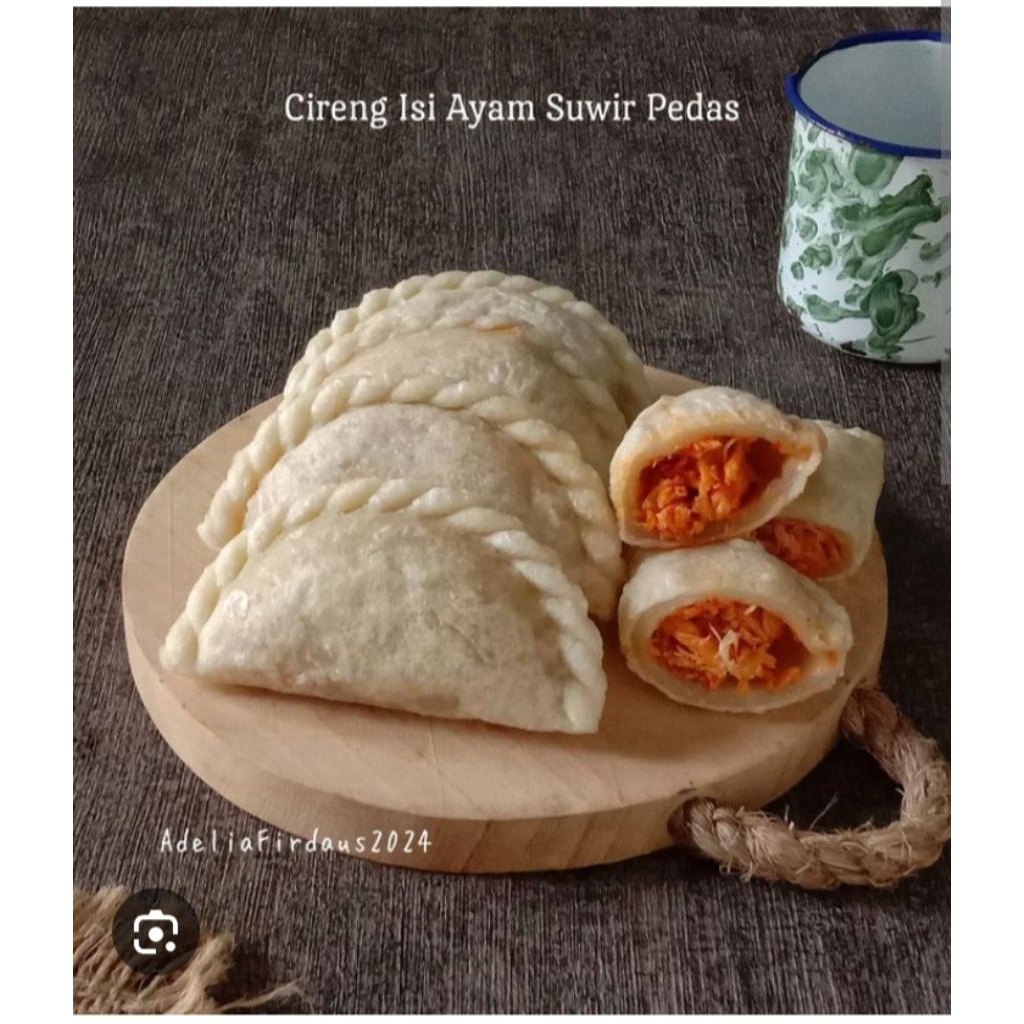 cireng isi ayam suwir pedas dan gurih di kirim dalam Keadan mentah