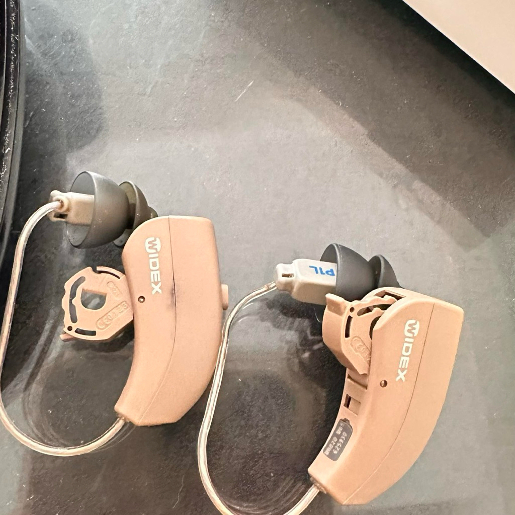 Alat bantu dengar sepasang. tipe widex magnify 50 ric