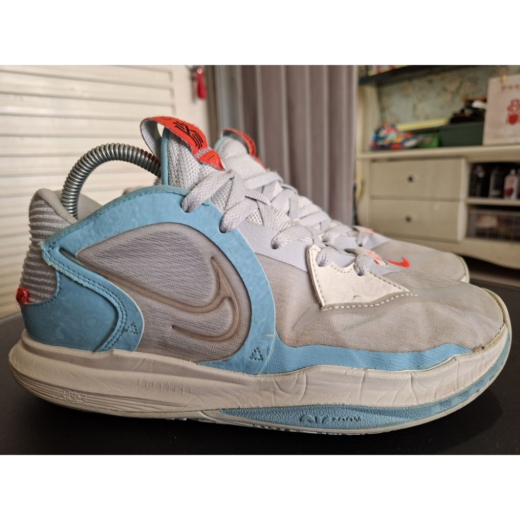 Sepatu basket nike kyrie low seken sz 42 insol 26,5 cm  original langka kondisi terbaik tapak masih 