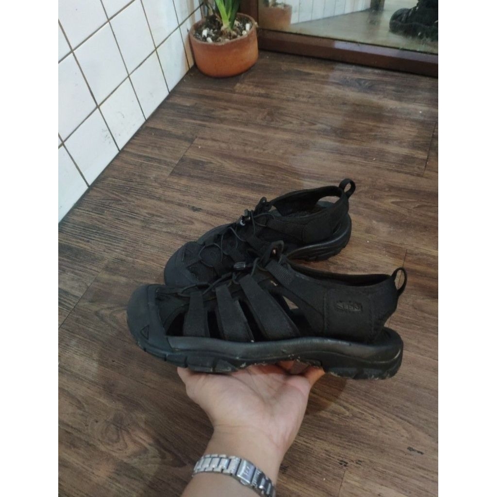 sandal keen second