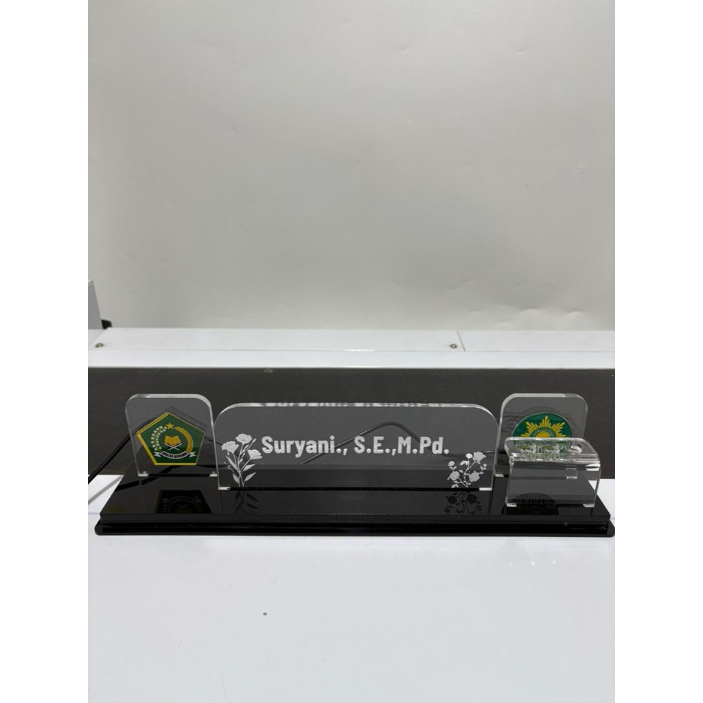 papan nama meja | papan nama meja akrilik | papan nama meja kantor