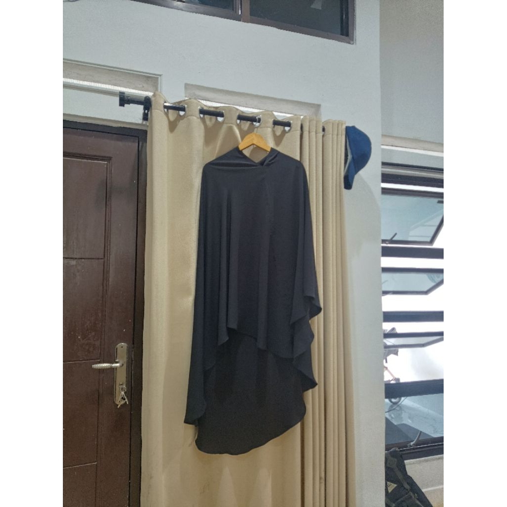 Preloved classic bergo elmadina warna hitam size M