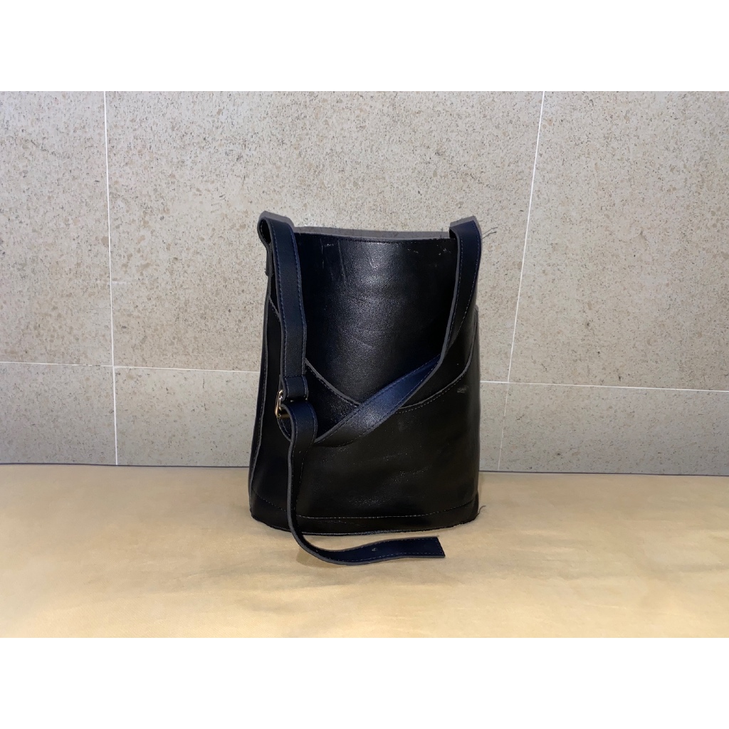 tas tabung duffle bag wanita cewe kulit leather hitam black preloved